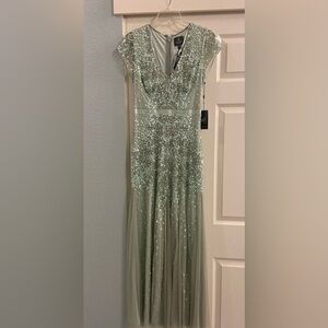 Elegant Adrianna Papell Sequin Embellished green Dress. Size 4.